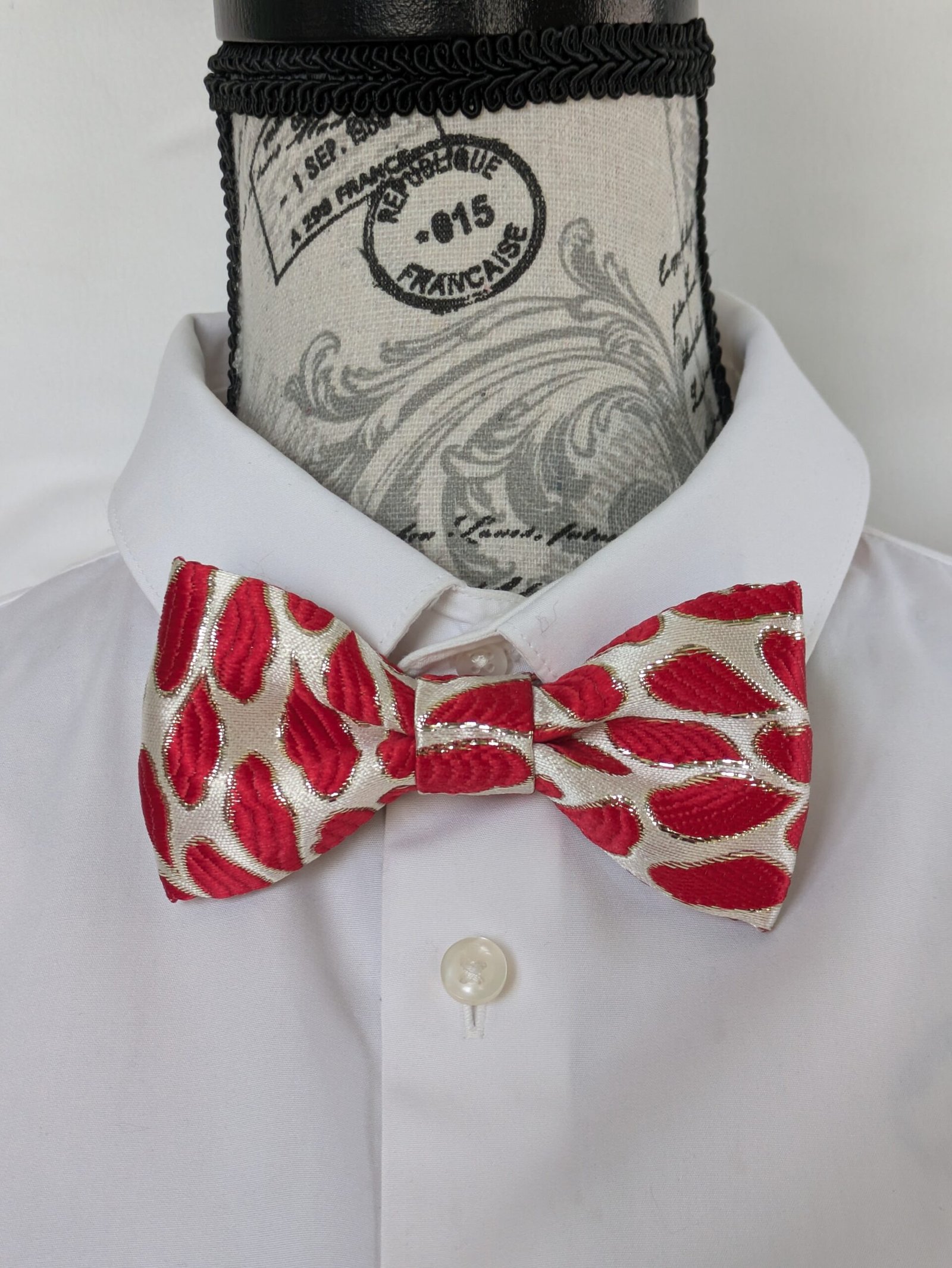 NOEUD PAPILLON BLANC GOUTTES ROUGES - 3 TAILLES